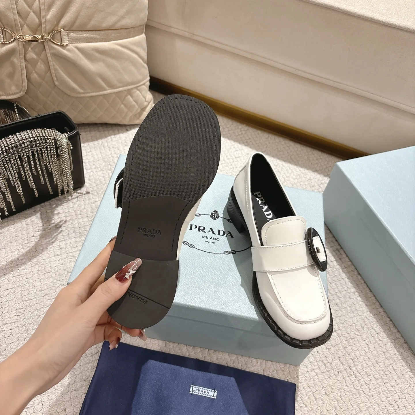 👟👟Ex-factory price 560👟👟 High version Prad✅ certified𝟐𝟎𝟐5𝙨𝙨 Early Spring Prada💯 #陈昊宇 Same style, many celebrity internet celebrities have the same style / mid-heeled British loafers, the round rubber buckle design adds a sense of sophistication, the overall shape is full of aura, and the British style small leather shoes are casual and high-end. Chen Haoyu’s same style/Prada25ss loafers! Fabric: Imported open edge beads Lining: Imported sheepskin Insole: Imported cowhide Women's model: Standard code 35-41 (customized at 40.41).  Color: black, light brown, white. The shoes are very cost-effective, so we refuse to negotiate.  #陈昊宇 Same style Prada loafers # Temperament wear